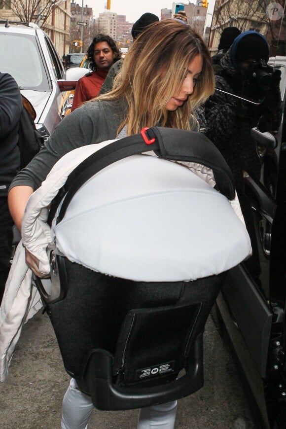 Kim Kardashian et sa fille North quittent l'appartement de Kanye West à SoHo. New York, le 26 novembre 2013.