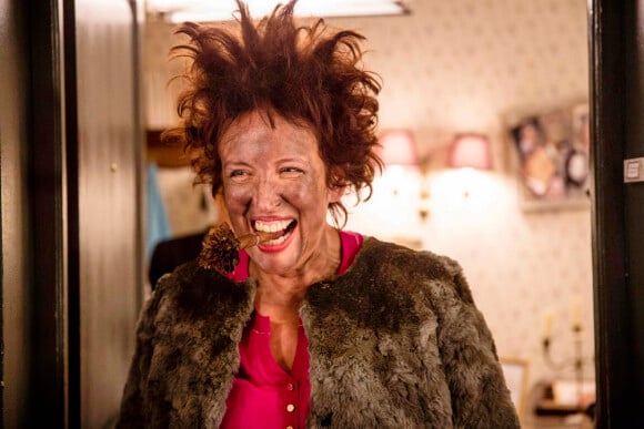 Roselyne Bachelot, les cheveux en pétard, dans la série Nos chers voisins sur TF1.