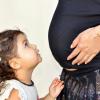 La fille de Tony Kanal, Coco (2 ans) regarde sa mère Erin, enceinte de son second enfant. L'annonce de la grossesse a été faite en juillet 2013.