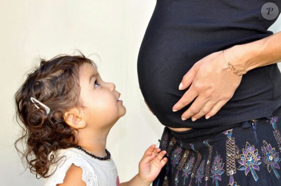 La fille de Tony Kanal, Coco (2 ans) regarde sa mère Erin, enceinte de son second enfant. L'annonce de la grossesse a été faite en juillet 2013.