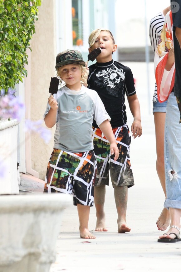 Kingston et Zuma, les deux fils de Gwen Stefani dégustent une glace après leur leçon de paddleboard sous le soleil de Californie, le 29 juin 2013 à Los Angeles