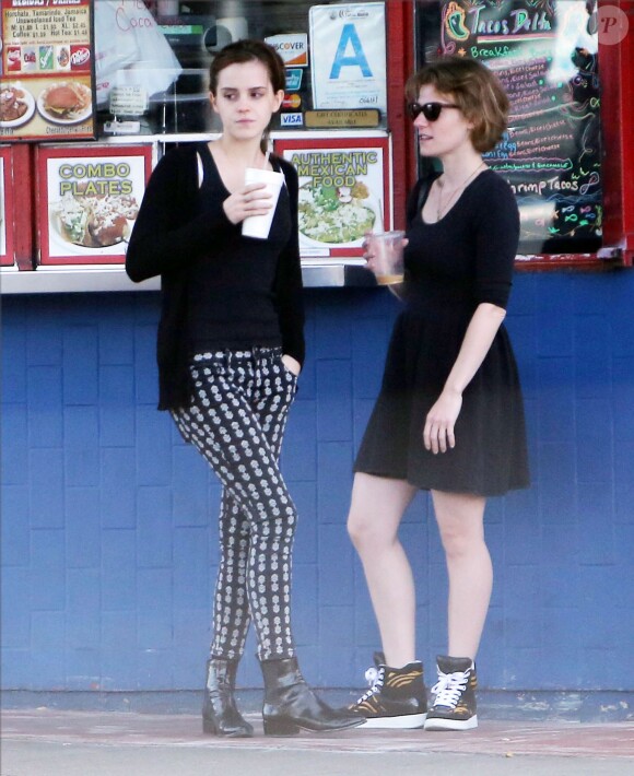 Emma Watson avec une amie à Los Angeles, le 26 novembre 2013.