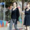 Emma Watson radieuse au naturel avec une amie à Los Angeles, le 26 novembre 2013.