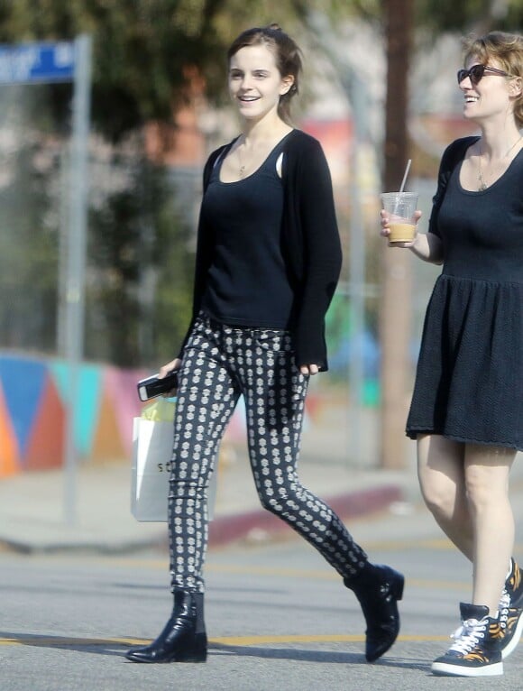 Emma Watson radieuse au naturel avec une amie à Los Angeles, le 26 novembre 2013.