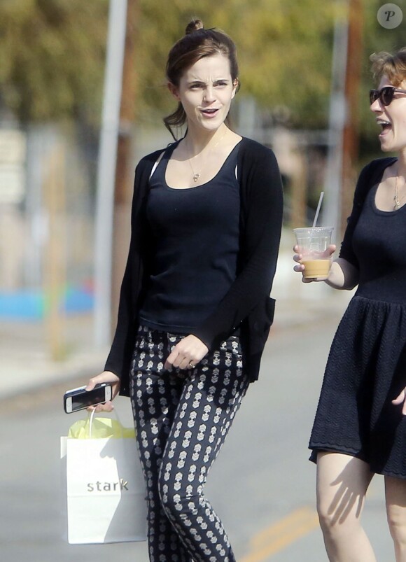 Emma Watson heureuse au naturel avec une amie à Los Angeles, le 26 novembre 2013.