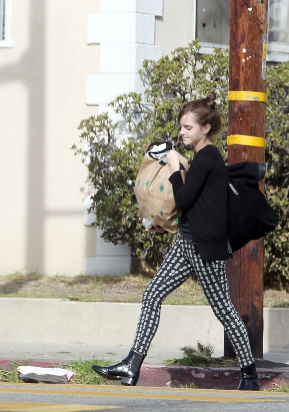 Emma Watson au naturel et les bras chargés avec une amie à Los Angeles, le 26 novembre 2013.
