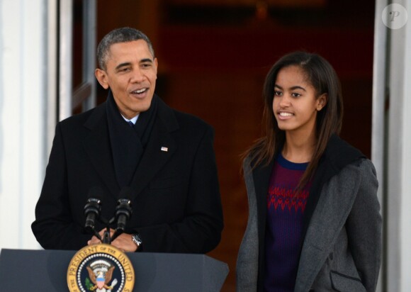 Barack Obama a gracié une dinde devant ses filles Sasha et Malia, la veille de Thanksgiving, à la Maison Blanche à Washington, le 27 novembre 2013.