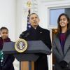 Le président Barack Obama a gracié une dinde devant ses filles Sasha et Malia, la veille de Thanksgiving, à la Maison Blanche à Washington, le 27 novembre 2013.