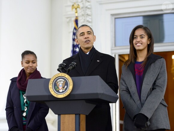 Le président Barack Obama a gracié une dinde devant ses filles Sasha et Malia, la veille de Thanksgiving, à la Maison Blanche à Washington, le 27 novembre 2013.