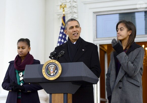 Barack Obama a gracié une dinde devant ses filles Sasha et Malia, la veille de Thanksgiving, à la Maison Blanche à Washington, le 27 novembre 2013.