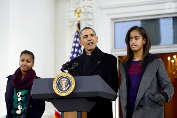 Barack Obama a gracié une dinde devant ses filles Sasha et Malia, la veille de Thanksgiving, à la Maison Blanche à Washington, le 27 novembre 2013.