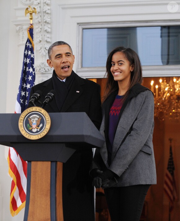 Barack Obama a gracié une dinde devant ses filles Sasha et Malia, la veille de Thanksgiving, à la Maison Blanche à Washington, le 27 novembre 2013.
