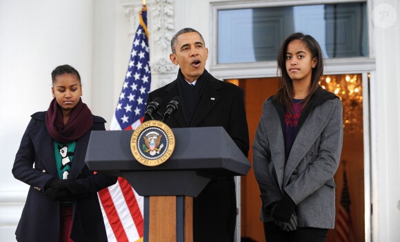 Barack Obama a gracié une dinde devant ses filles Sasha et Malia, la veille de Thanksgiving, à la Maison Blanche à Washington, le 27 novembre 2013.