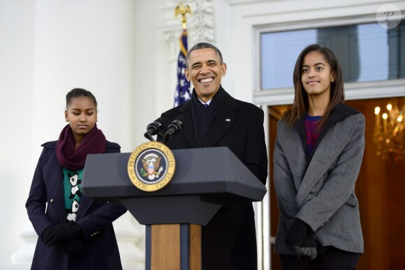 Barack Obama a gracié une dinde devant ses filles Sasha et Malia, la veille de Thanksgiving, à la Maison Blanche à Washington, le 27 novembre 2013.