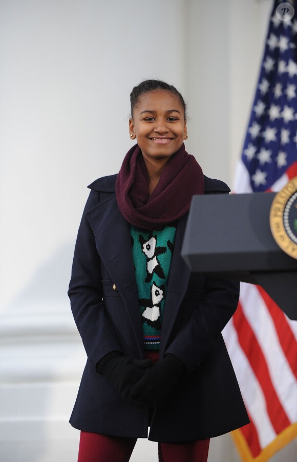 Barack Obama a gracié une dinde devant ses filles Sasha et Malia, la veille de Thanksgiving, à la Maison Blanche à Washington, le 27 novembre 2013.