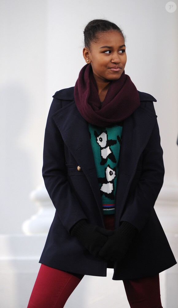 Barack Obama a gracié une dinde devant ses filles Sasha et Malia, la veille de Thanksgiving, à la Maison Blanche à Washington, le 27 novembre 2013.