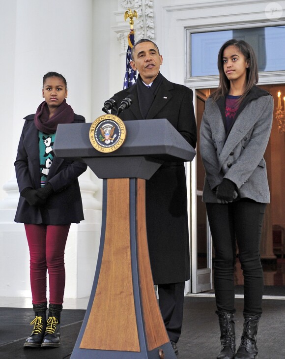 Barack Obama a gracié une dinde devant ses filles Sasha et Malia, la veille de Thanksgiving, à la Maison Blanche à Washington, le 27 novembre 2013.