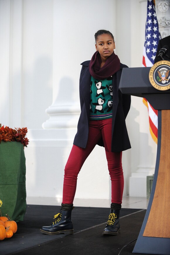 Barack Obama a gracié une dinde devant ses filles Sasha (au look très affirmé) et Malia, la veille de Thanksgiving, à la Maison Blanche à Washington, le 27 novembre 2013.