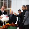 Barack Obama a gracié une dinde devant ses filles Sasha et Malia, la veille de Thanksgiving, à la Maison Blanche à Washington, le 27 novembre 2013.