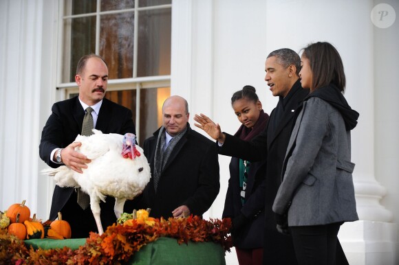 Barack Obama a gracié une dinde devant ses filles Sasha et Malia, la veille de Thanksgiving, à la Maison Blanche à Washington, le 27 novembre 2013.