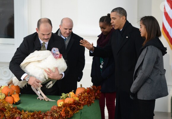 Barack Obama a gracié une dinde devant ses filles Sasha et Malia, la veille de Thanksgiving, à la Maison Blanche à Washington, le 27 novembre 2013.