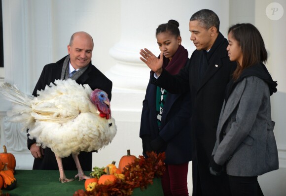 Barack Obama a gracié une dinde devant ses filles Sasha et Malia, la veille de Thanksgiving, à la Maison Blanche à Washington, le 27 novembre 2013.
