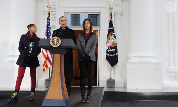 Barack Obama a gracié une dinde devant ses filles Sasha et Malia, la veille de Thanksgiving, à la Maison Blanche à Washington, le 27 novembre 2013.