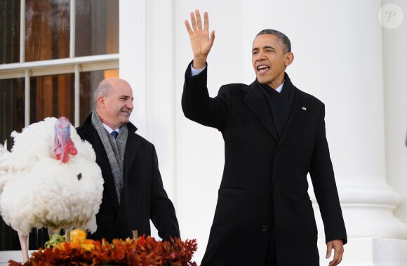 Barack Obama a gracié une dinde devant ses filles Sasha et Malia, la veille de Thanksgiving, à la Maison Blanche à Washington, le 27 novembre 2013.