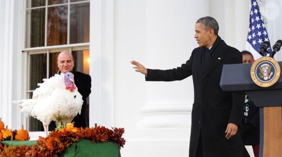 Barack Obama a gracié une dinde devant ses filles Sasha et Malia, la veille de Thanksgiving, à la Maison Blanche à Washington, le 27 novembre 2013.
