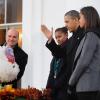 Barack Obama a gracié une dinde devant ses filles Sasha et Malia, la veille de Thanksgiving, à la Maison Blanche à Washington, le 27 novembre 2013.