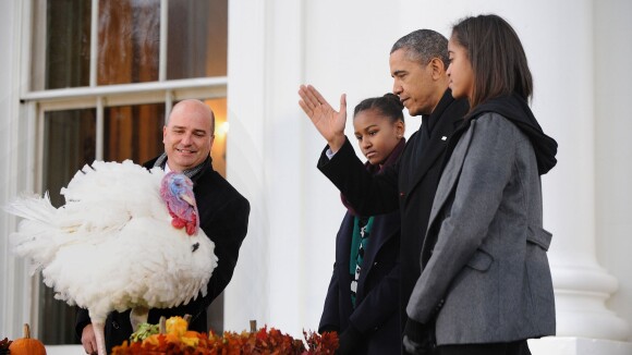 Barack Obama : Amusé, il gracie Popcorn, dinde de 17 kilos, devant ses filles