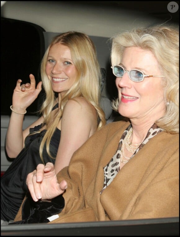 Gwyneth Paltrow et sa mère Blythe Danne à New York, le 4 mai 2005.