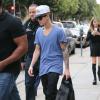 Justin Bieber fait du shopping à West Hollywood, Los Angeles, le 16 novembre 2013.