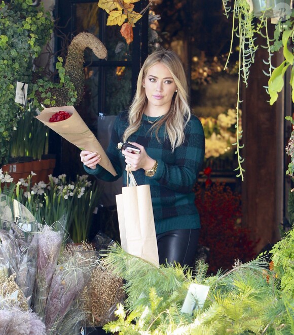 Hilary Duff achète des fleurs pour Thanksgiving à Los Angeles, le 28 novembre 2013.