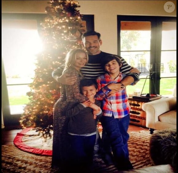 LeAnn Rimes prend la pose avec son mari Eddie Cibrian et ses fils Mason et Jacke, lors de Thanksgiving, le 28 novembre 2013.
