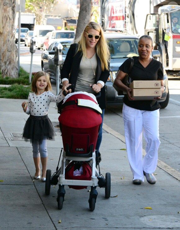 Busy Philipps fait des courses pour Thanksgiving avec ses filles Birdie et Cricket, à Los Angeles, le 28 novembre 2013.