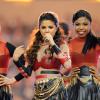 Selena Gomez chante lors de la mi temps du match de football américain entre Dallas Cowboys et Oakland Raiders à Dallas, Texas, le 28 novembre 2013.