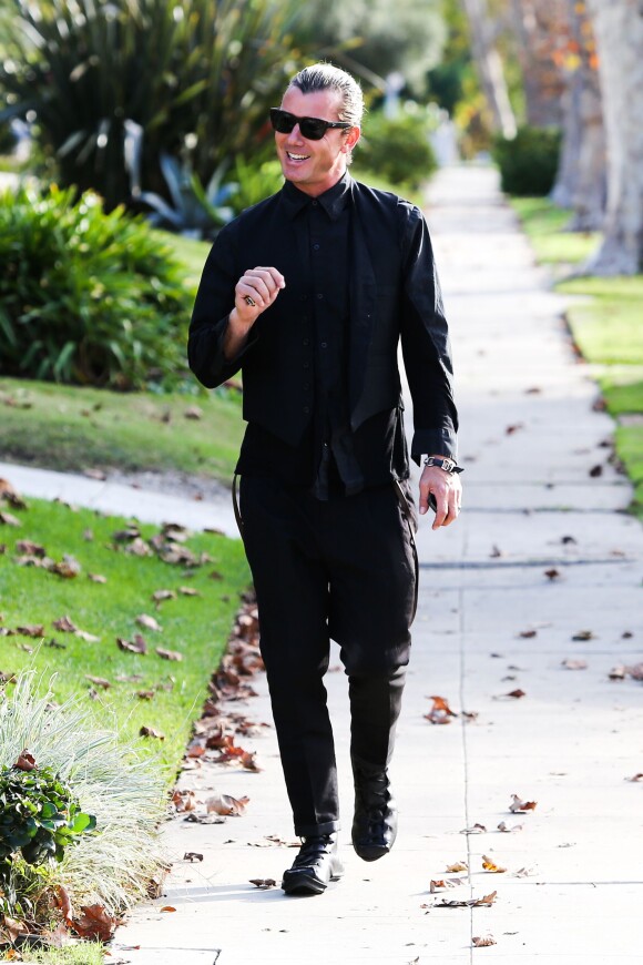 Gavin Rossdale, souriant, se rend chez ses beaux-parents pour Thanksgiving avec son épouse Gwen Stefani et leurs garçons Kingston et Zuma. Los Angeles, le 28 novembre 2013.