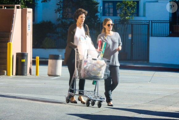 Journée shopping ! Drew Barrymore enceinte sort d'un supermarché à Los Angeles le panier plein de bonnes choses pour Thanksgiving. Le 28 novembre 2013