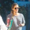 Drew Barrymore enceinte sort d'un supermarché à Los Angeles le panier plein de bonnes choses pour Thanksgiving. Le 28 novembre 2013