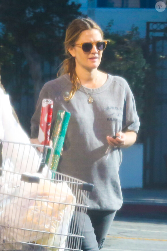 Drew Barrymore enceinte sort d'un supermarché à Los Angeles le panier plein de bonnes choses pour Thanksgiving. Le 28 novembre 2013