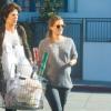 L'actrice de 38 ans Drew Barrymore enceinte sort d'un supermarché à Los Angeles le panier plein de bonnes choses pour Thanksgiving. Le 28 novembre 2013