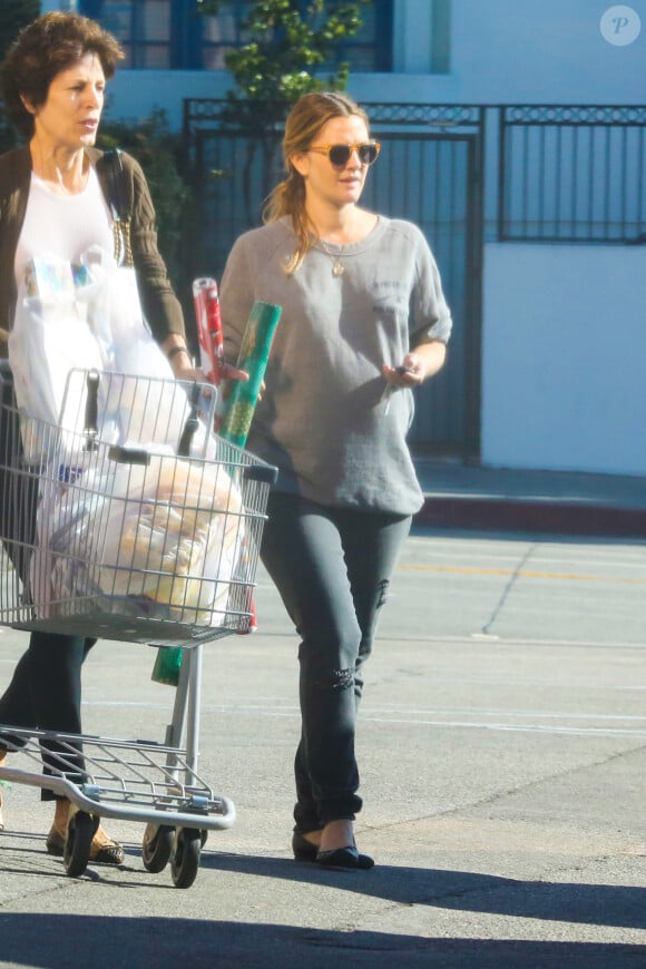 L'actrice de 38 ans Drew Barrymore enceinte sort d'un supermarché à Los Angeles le panier plein de bonnes choses pour Thanksgiving. Le 28 novembre 2013
