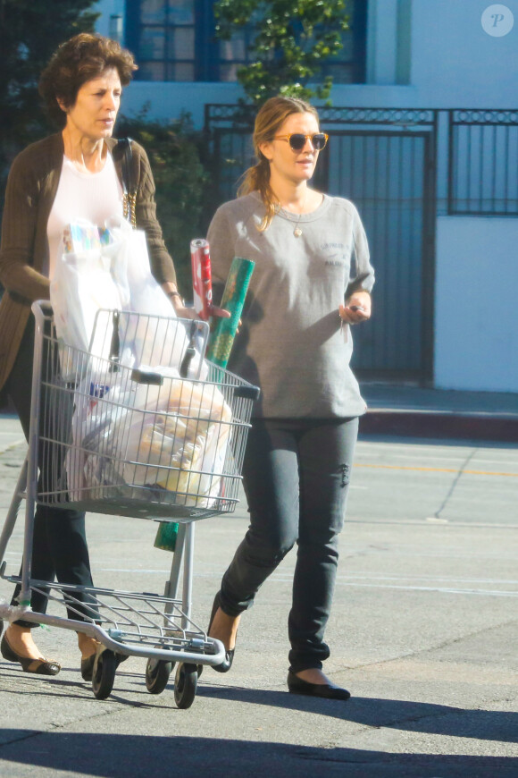 Drew Barrymore, souriante et enceinte sort d'un supermarché à Los Angeles le panier plein de bonnes choses pour Thanksgiving. Le 28 novembre 2013