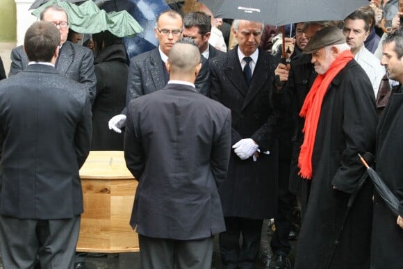 Jean-Paul Belmondo se recueille devant le cercueil de son ami lors des obsèques de Georges Lautner en la cathédrale Sainte-Reparate à Nice, le 30 novembre 2013.