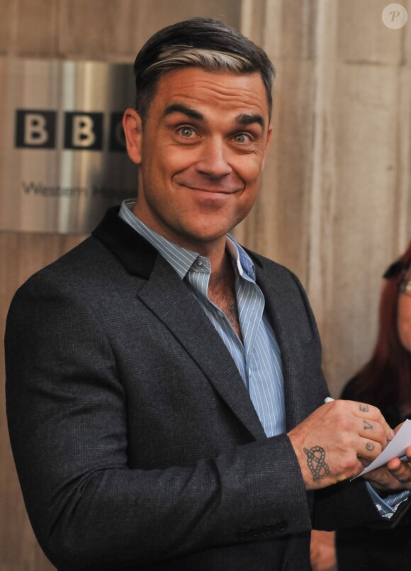 Robbie Williams quitte les studios de la BBC Radio à Londres, le 11 octobre 2013.