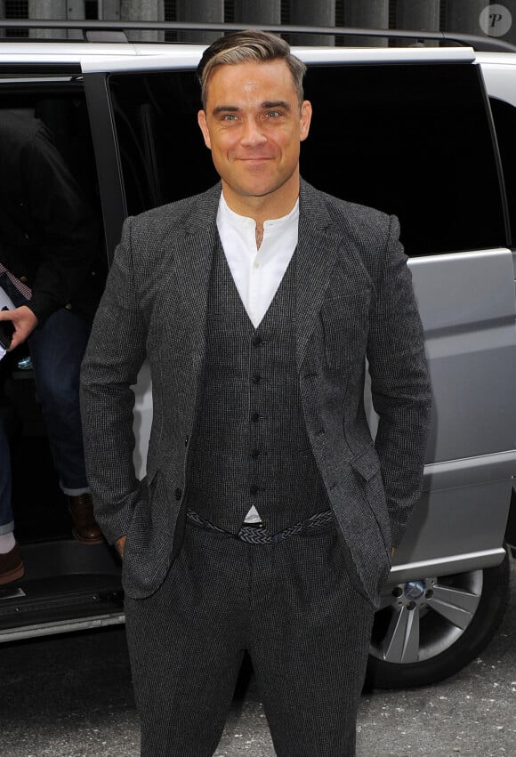 Robbie Williams se rend aux studios Magic FM à Londres, le 9 octobre 2013.