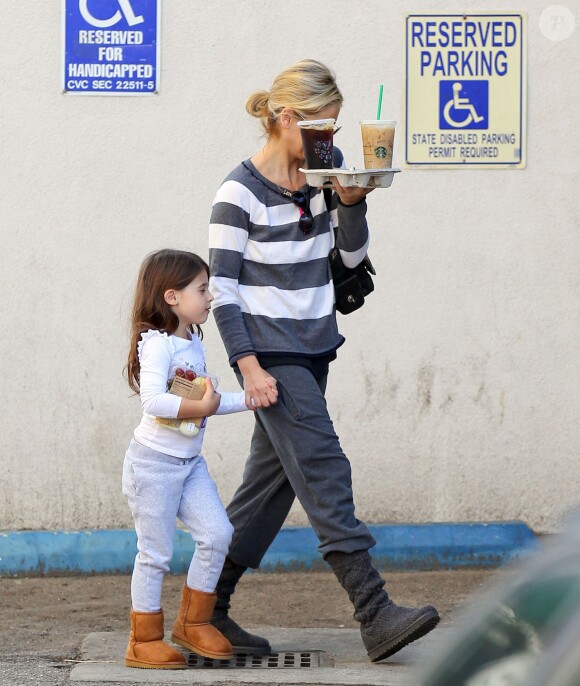 Sarah Michelle Gellar se rend au Starbucks avec sa fille Charlotte à Los Angeles, le 28 novembre 2013.