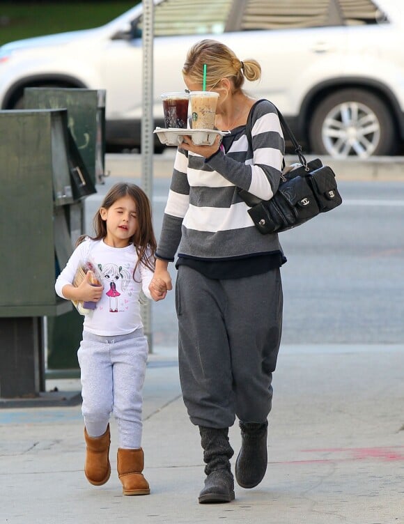Sarah Michelle Gellar se rend dans un Starbucks avec sa fille Charlotte à Los Angeles, le 28 novembre 2013.