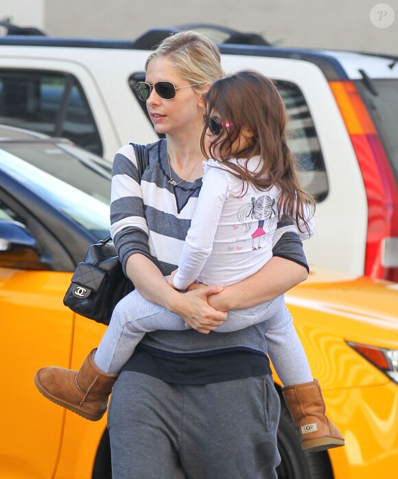 Le jour de Thanksgiving, Sarah Michelle Gellar se rend au Starbucks avec sa fille Charlotte à Los Angeles, le 28 novembre 2013.